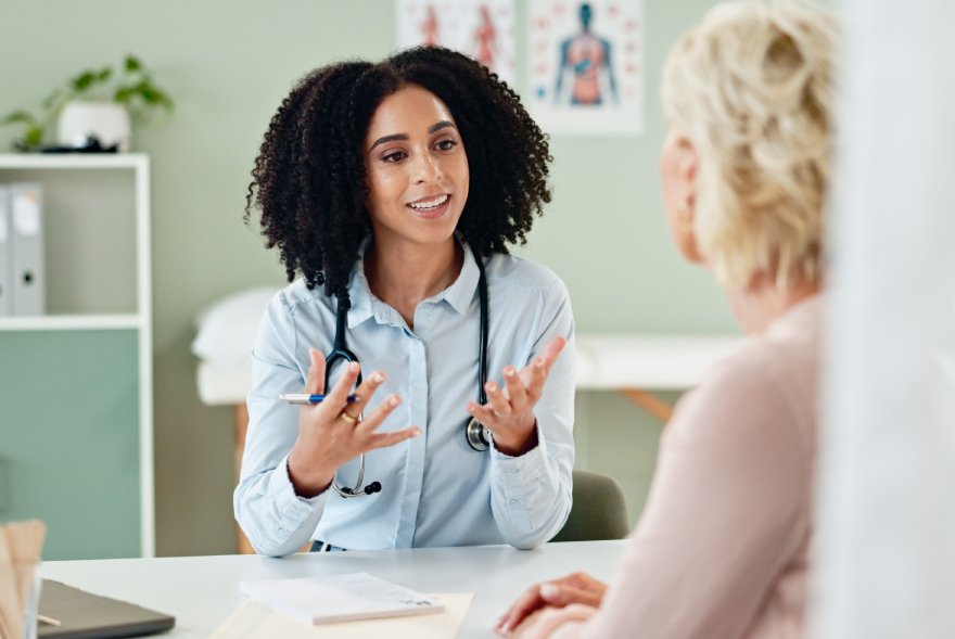 Žena priča sa svojom doktorkom u ordinaciji