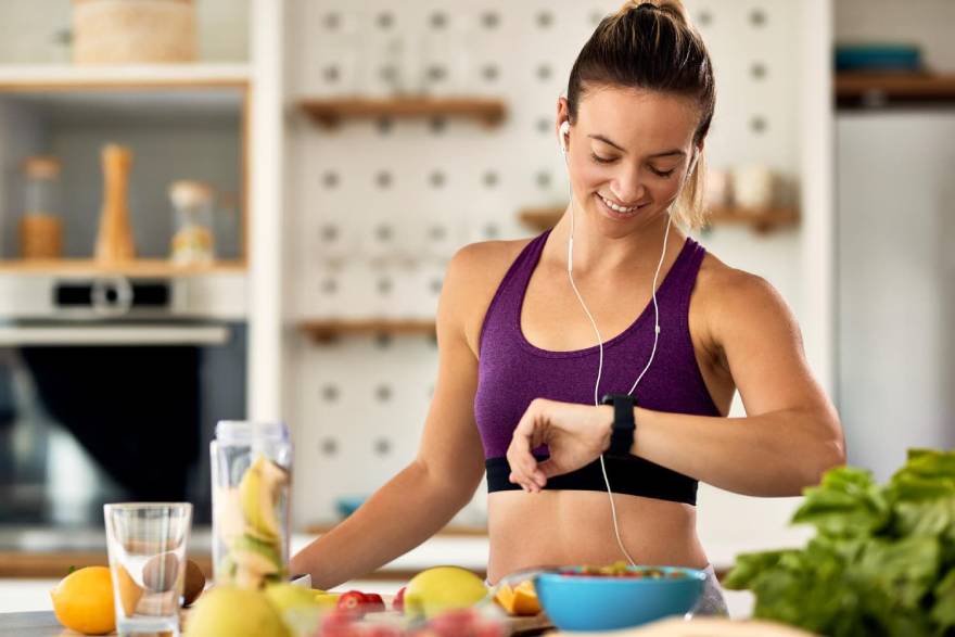Žena sprema whey protein šejk