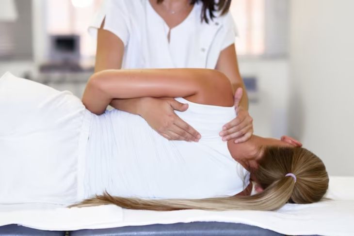 fizioterapeut-radi-vežbe-sa-devojkom-koja-leži
