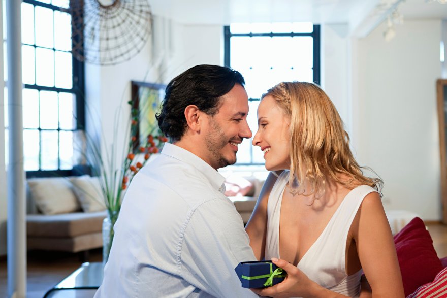 Muškarac i žena se grle